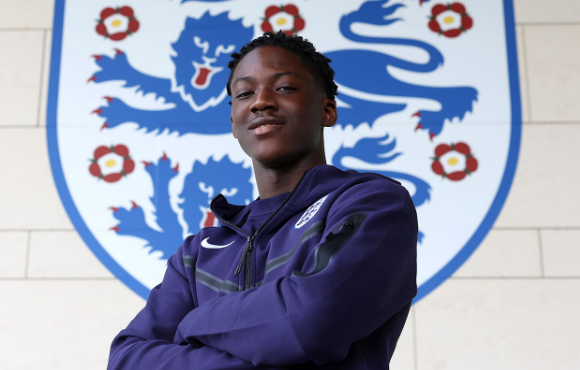 曼联今夏中场引援：多线布局与潜在机遇